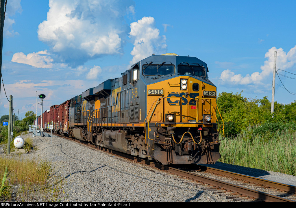 CSXT 5486 leads CN 327 at Gerard Cadieux blvd